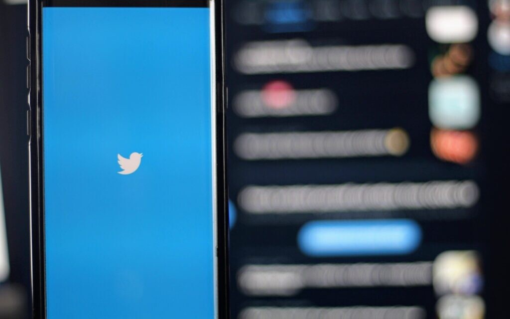 Twitter (Photo by Joshua Hoehne on Unsplash)