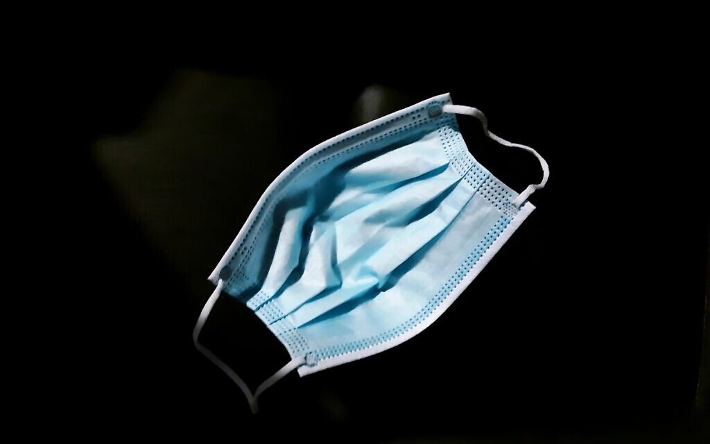 Face mask (Photo by Mark König on Unsplash)
