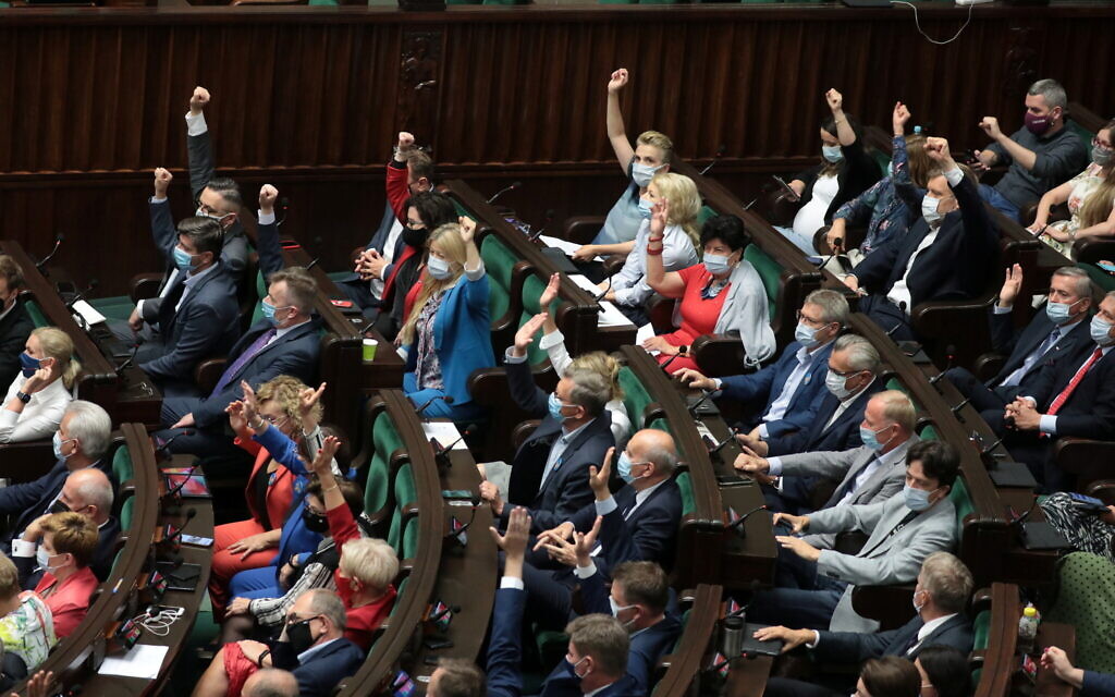 Lawmakers attend a session of the parliamentary commission on an amendment to the Broadcasting Act that would strengthen a ban on non-European firms controlling Polish broadcasters, in Warsaw, Poland August 11, 2021. Slawomir Kaminski/Agencja Gazeta/via REUTERS ATTENTION EDITORS - THIS IMAGE WAS PROVIDED BY A THIRD PARTY. POLAND OUT. NO COMMERCIAL OR EDITORIAL SALES IN POLAND.
