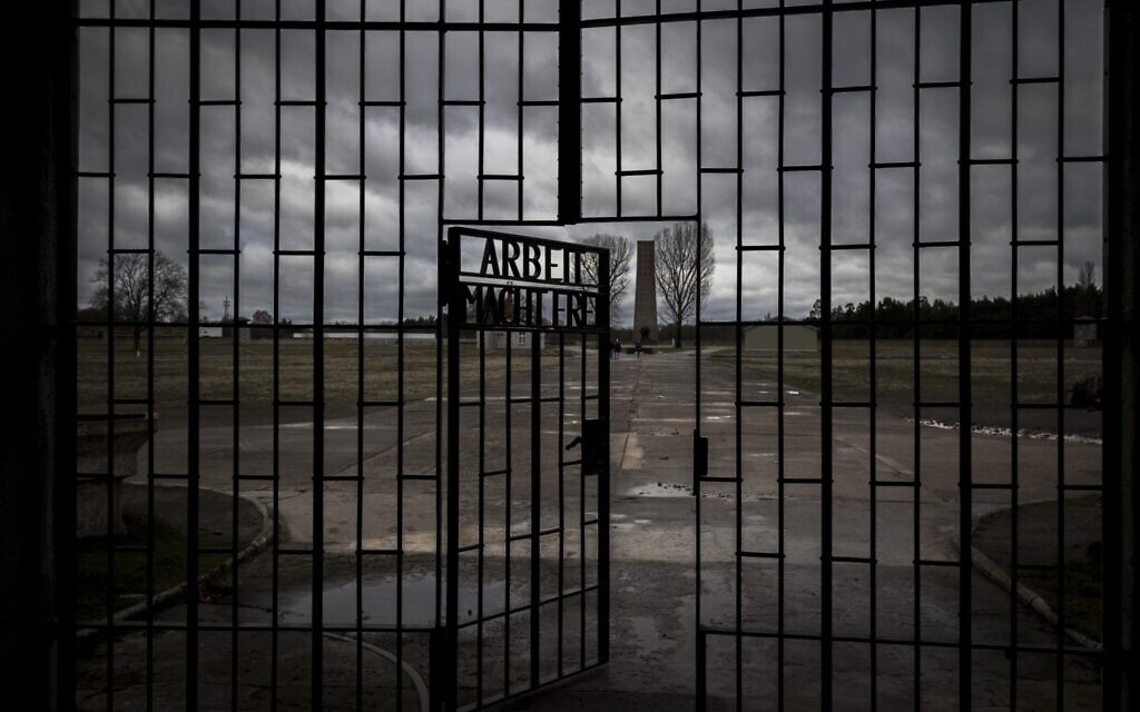 Entrance of Sachsenhausen concentration camp, in Berlin (Wikipedia/Author	Travelinho/ Attribution-ShareAlike 4.0 International (CC BY-SA 4.0)  https://creativecommons.org/licenses/by-sa/4.0/legalcode)
