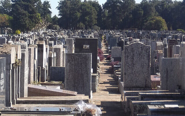 The Jewish cemetery of La Tablada in Buenos Aires, Argentina, pictured in 2013. (Wikimedia Commons/Dario Alpern / Attribution-ShareAlike 3.0 Unported (CC BY-SA 3.0))