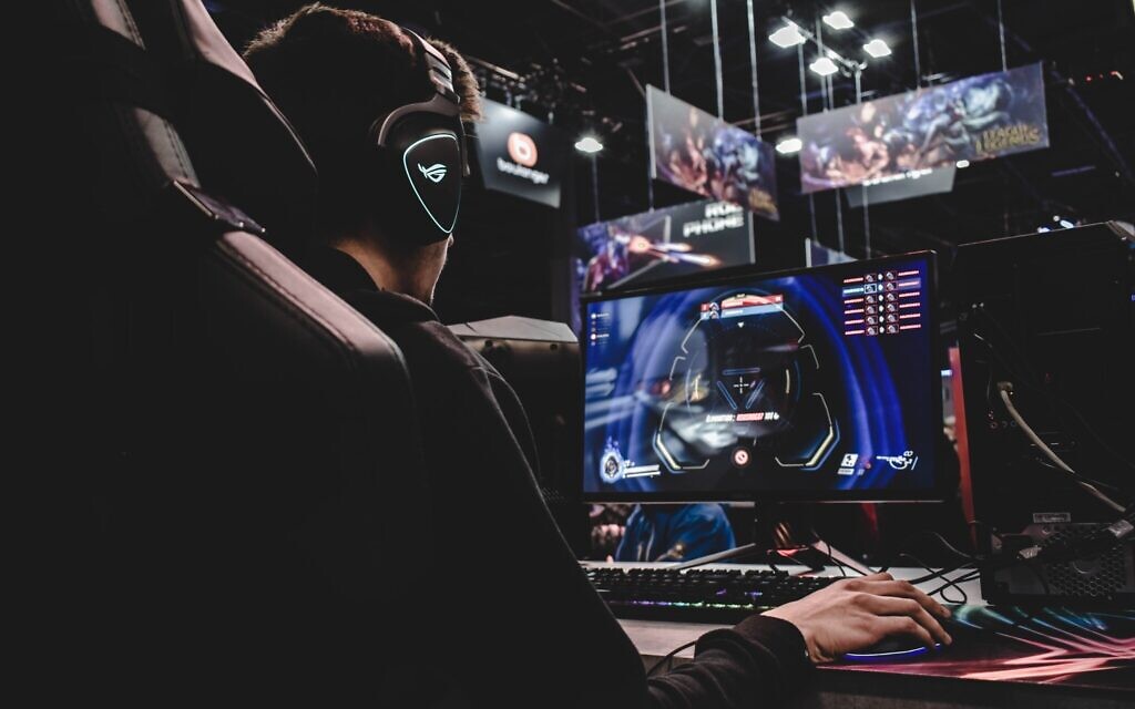 Gaming. (Photo by Florian Olivo on Unsplash)
