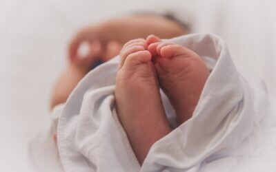 Newborn baby (Photo by Luma Pimentel on Unsplash)