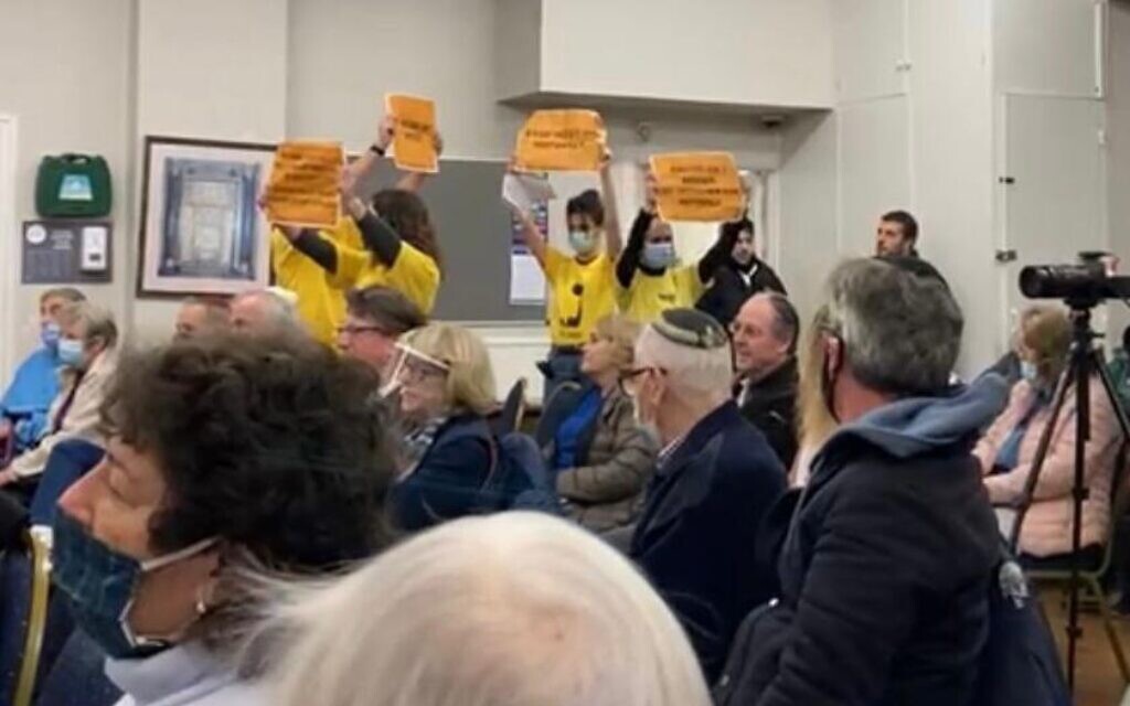 Naamod protesters at a ZF event with Tzipi Hotovely.