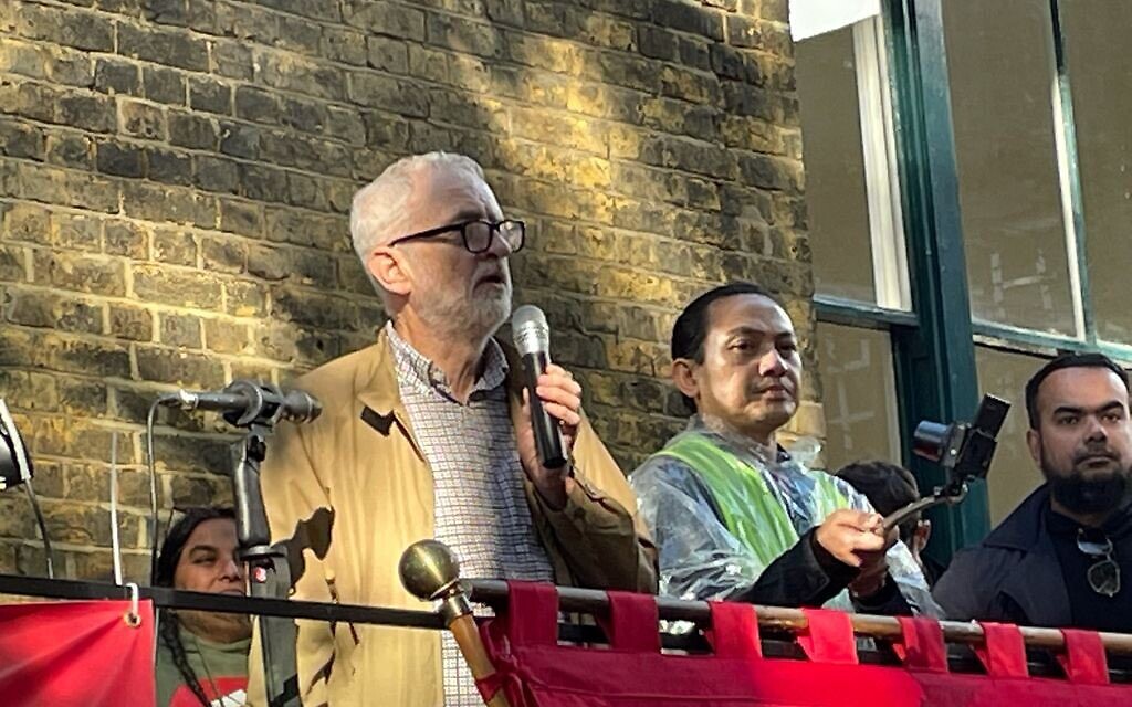  Hazuan Hashim alongside Jeremy Corbyn at the event (Via @corbyn_project on Twitter)