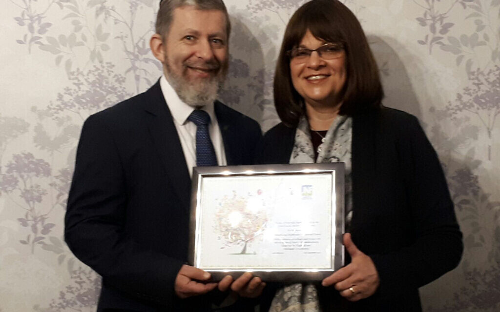Rabbi Baruch Davis and Rebbetzen Nechama Davis in 2017, celebrating 20 years of service at the synagogue (Image: United Synagogue)
