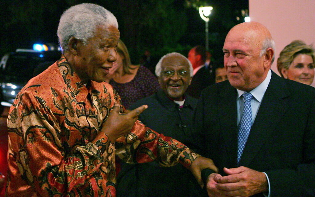 Former South African president FW de Klerk (right) shakes hands with fellow Nobel Peace laureate Nelson Mandela (L) in Cape Town in March 2006 (Photo: Reuters/Mike Hutchings)