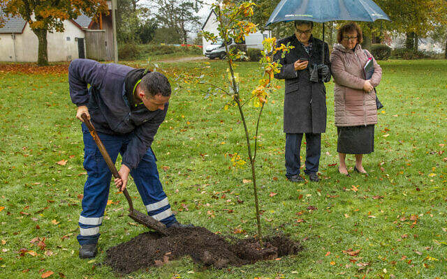 Agnes & Edward Issacs from AJR look on as the Lochside Park tree is planted (AL Photography)