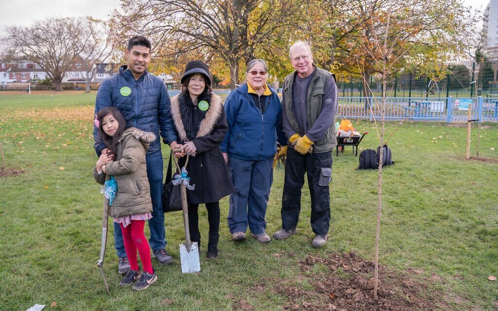 Day of activities at Golders Green Synagogue including knitting for the homeless and planting a tree Day of activities at Golders Green Synagogue including knitting for the homeless and planting a tree