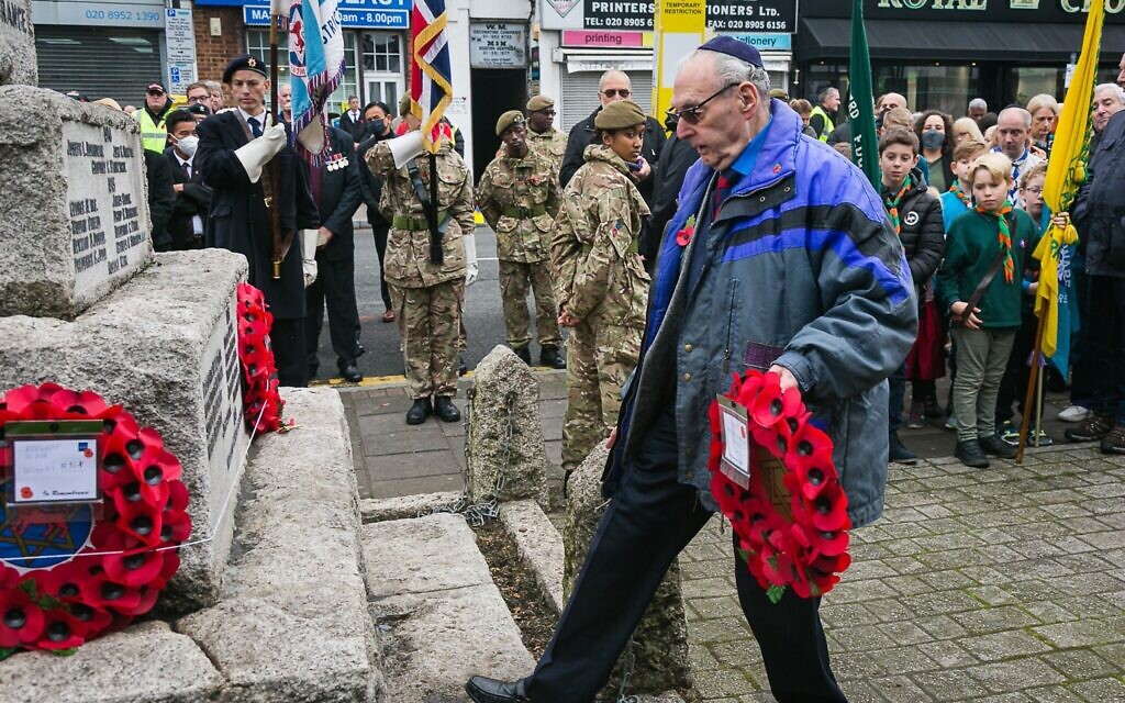 Freddy Berdach, Jewish Care Ronson Family Community Centre volunteer laid a wreath on behalf of Jewish Care at the Edgware Cenotaph. Photo by Yakir Zur Freddy Berdach, Jewish Care Ronson Family Community Centre volunteer laid a wreath on behalf of Jewish Care at the Edgware Cenotaph. Photo by Yakir Zur