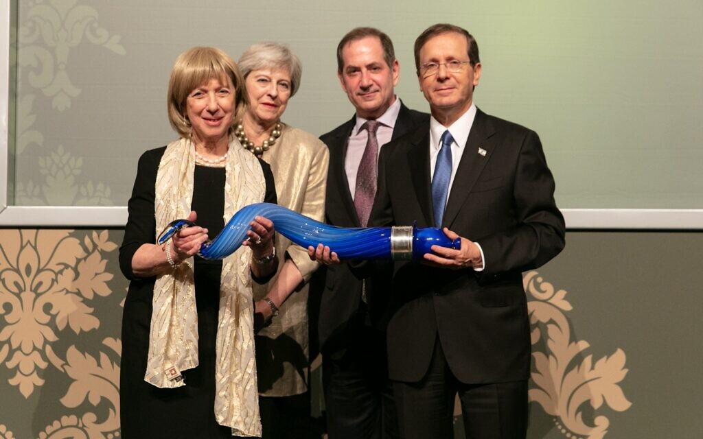 Elaine Sacks with her late husband's award, together with the Israeli president.