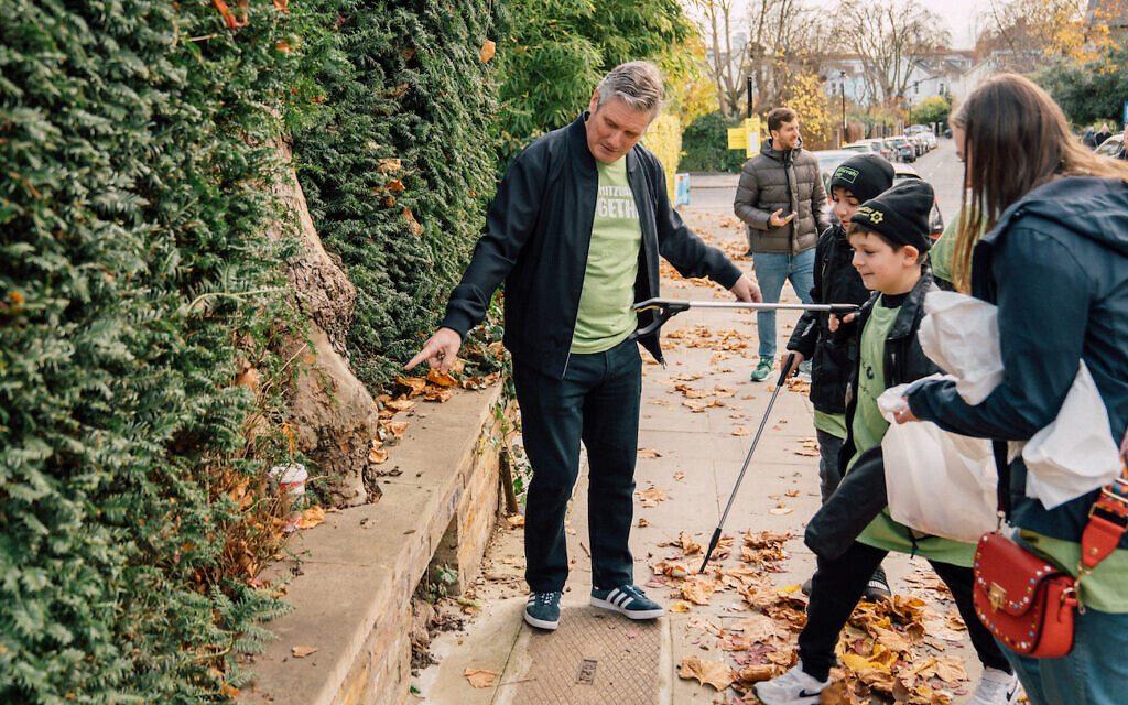 Sir Keir Starmer taking part in Mitzvah Day 2021 (photo credit: Tom Pullen) Sir Keir Starmer taking part in Mitzvah Day 2021 (photo credit: Tom Pullen)