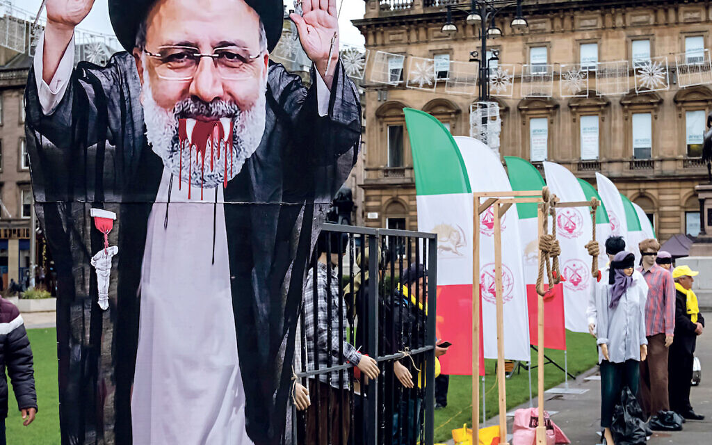 2H49X72 Glasgow, Scotland, UK. 1st November 2021: Members of the Anglo-Iranian communities, supporters of the National Council Of Resistance of Iran (NCRI) gather in George Square to urge world leaders to support the Iranian people and step up their efforts to hold regime's president Ebrahim Raisi to account for crimes against humanity and genocide on day two of the UN climate change conference COP26. Credit: Skully/Alamy Live News