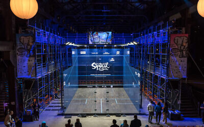 Glass court under the Naves of the Open International de Squash de Nantes 2017 (Wikipedia/Author	Tc159/https://creativecommons.org/licenses/by-sa/4.0/legalcode)