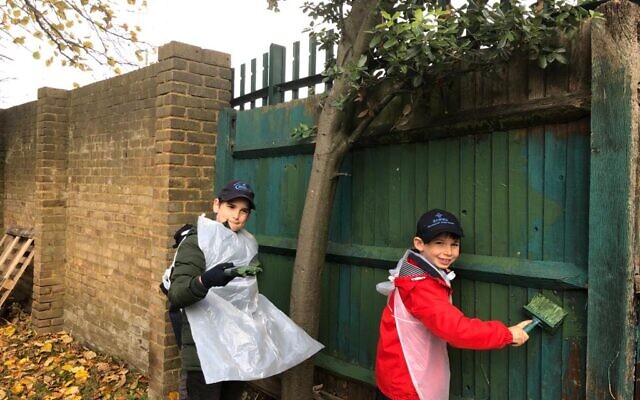 The 20th Finchley Jewish scout group painted the fence at The Kisharon partnership library in Child’s Hill for Mitzvah Day