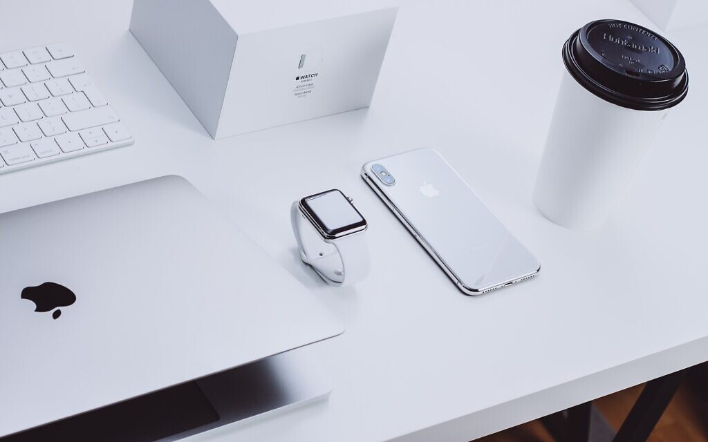 Apple products (Photo by Michał Kubalczyk on Unsplash)