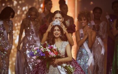 2HAG25J Eilat, Israel. 13th Dec, 2021. Miss India Harnaaz Sandhu reacts as she is crowned as Miss Universe during the 70th Miss Universe beauty pageant in Israel's southern Red Sea coastal city of Eilat. Credit: Ilia Yefimovich/dpa/Alamy Live News