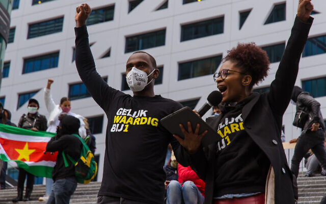 Sylvana Simons (right) at a protest against blackface in the Netherlands  (Wikipedia/ Author	Myrthe Minnaert/(CC BY-SA 3.0))