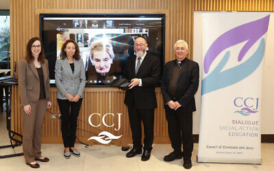 Secretary Madeleine Albright (centre) with CCJ Chair Bishop Michael Ipgrave; Chief Rabbi Ephraim Mirvis; Czech Ambassador to the UK Marie Chatardová; and US Embassy Acting Deputy Chief of Mission Meredith McEvoy (right to left).