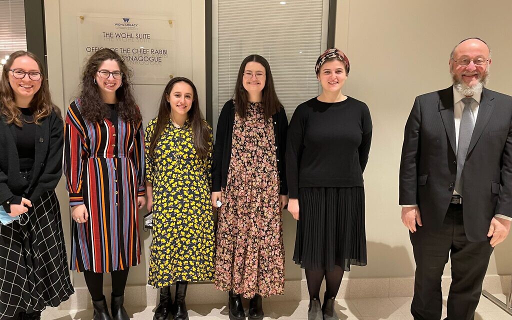 The first cohort of graduates pictured with Chief Rabbi Ephraim Mirvis (Photo: US)