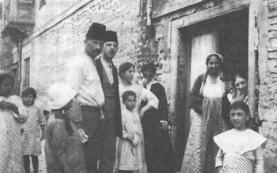 A Jewish family in Thessaloniki in 1917. (Elias Petropoulos/Wikimedia Commons)