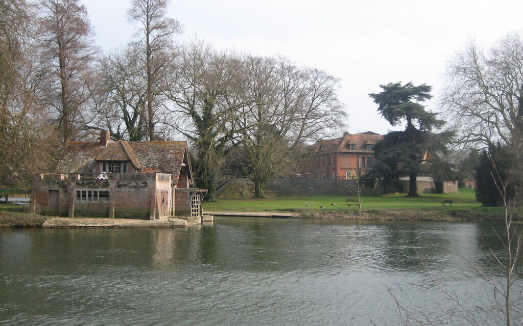 Carmel College boathouse, Mongewell. Mongewell Park  (Wikipedia/Author: Sciencebloke)