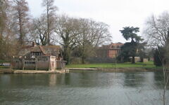 Carmel College boathouse, Mongewell. Mongewell Park  (Wikipedia/Author: Sciencebloke)