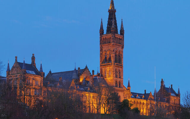 The University of Glasgow’s main building at night. (Wikipedia/Photo by DAVID ILIFF. License: CC BY-SA 3.0 / https://creativecommons.org/licenses/by/3.0/legalcode. Via Jewish News.)