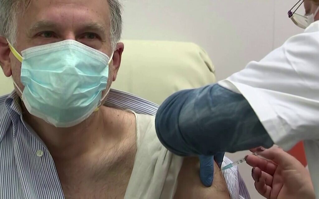 Israelis aged 60 and above are set to be offered a fourth jab to combat the Omicron variant (Photo: Reuters)