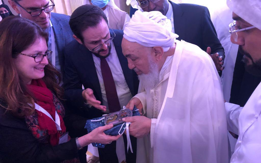 Rabbi Yehuda Sarna,  Rabbi Shoshana Boyd Gelfand and the AJC's Ari Gordon presented a tzedakah box to Sheikh bin Bayyah at the Forum in Abu Dhabi