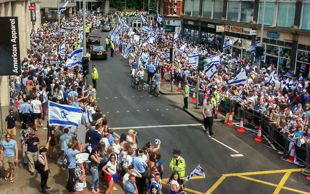 Thousands line the streets of Kensington in support for Israel in 2014
(Raine Marcus/Israel Sun photo)