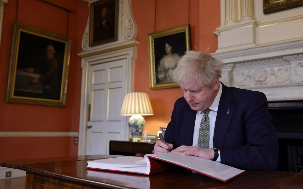 The Prime Minister Boris Johnson meets with Holocaust survivor Manfred Goldberg and his wife Shary inside No10 Downing Street, to mark the Holocaust Memorial Day. Picture by Andrew Parsons / No 10 Downing Street