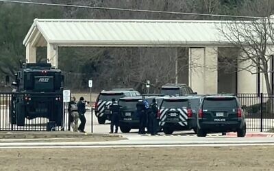 Police were stationed outside the Congregation Beth Israel synagogue in Colleyville, Texas (Photo: Twitter)
