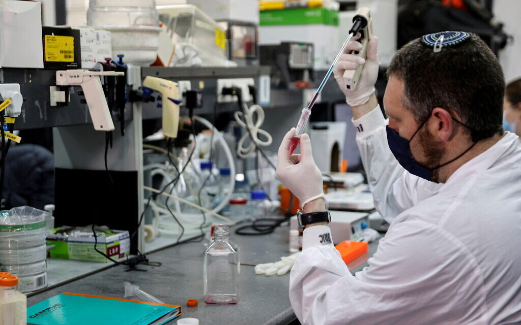 A member of the research team at Tel Aviv University (Photo: Reuters/Amir Cohen)