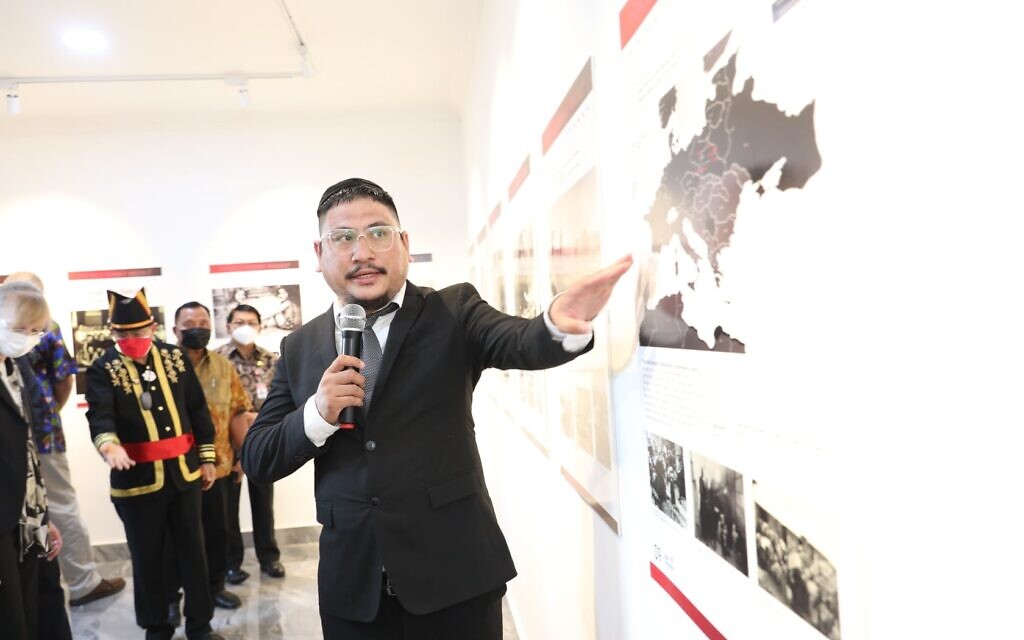 Yaakov Baruch, Shaar Hashamayim’s rabbi, showing the exhibition to guests and dignitaries