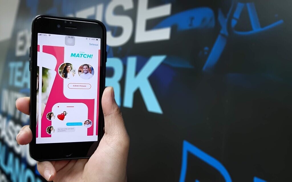 Tinder (Photo by Yogas Design on Unsplash)