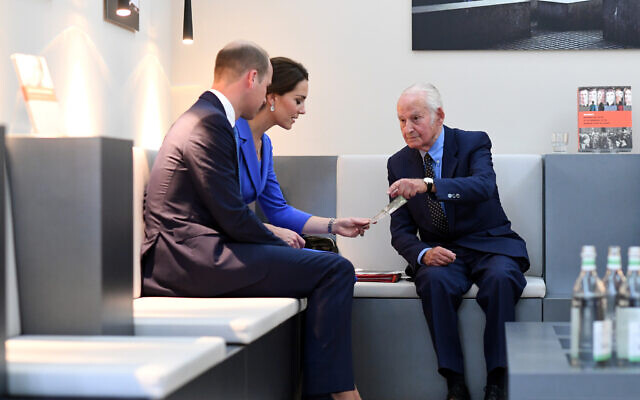 Holocaust survivor Leon Schwarzbaum talks to Prince William, the Duke of Cambridge and his wife Catherine in Berlin in July 2017 (Photo: Reuters)