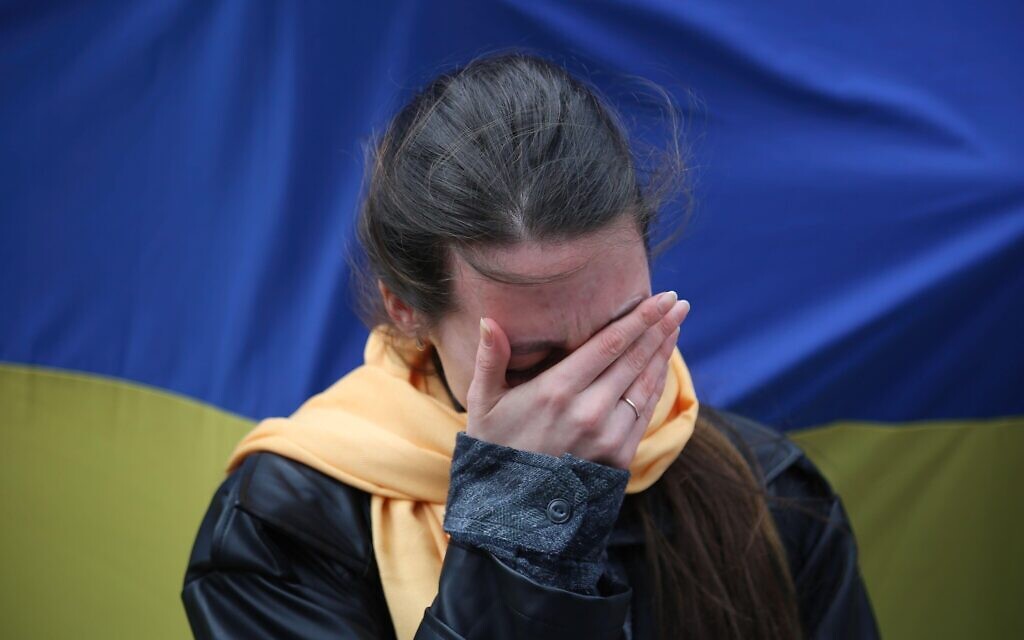 2HTF036 Istanbul, Turkey. 28th Feb, 2022. A protester cries during the demonstration against Russian aggression. On the fifth day of the attack of Russian military troops on Ukraine, Ukrainian citizens and anti-war demonstrators gathered in Istanbul to protest against Russia and Russian President Vladimir Putin. Credit: SOPA Images Limited/Alamy Live News