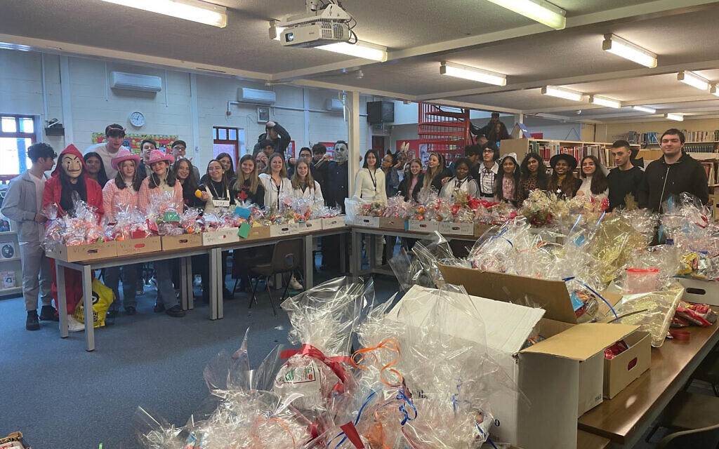 Kantor King Solomon High School students pack mishloach manot for Jewish Blind and Disabled residents. Kantor King Solomon High School students pack mishloach manot for Jewish Blind and Disabled residents.