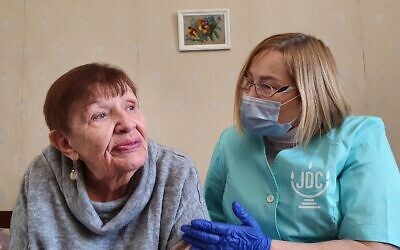 Holocaust survivor Natalia Berezhnaya with her home care worker in Odessa. ( Alexander Vdovichenko/Jewish Joint Distribution Committee)