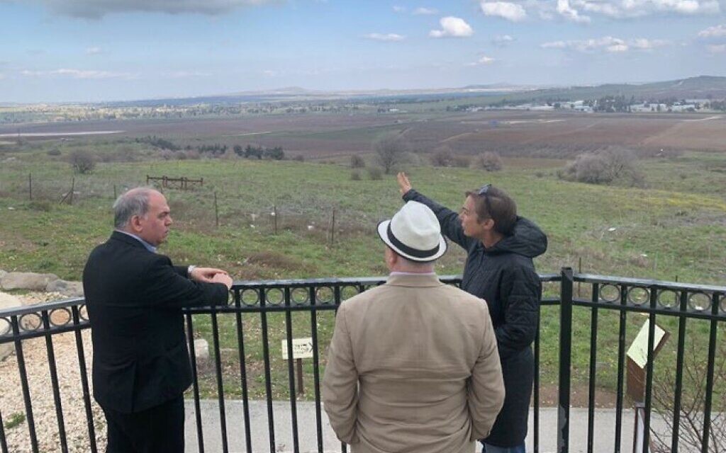 Shadow minister for the Middle East Bambos Charalambous (left) receives a security briefing from retired IDF colonel Miri Eisin