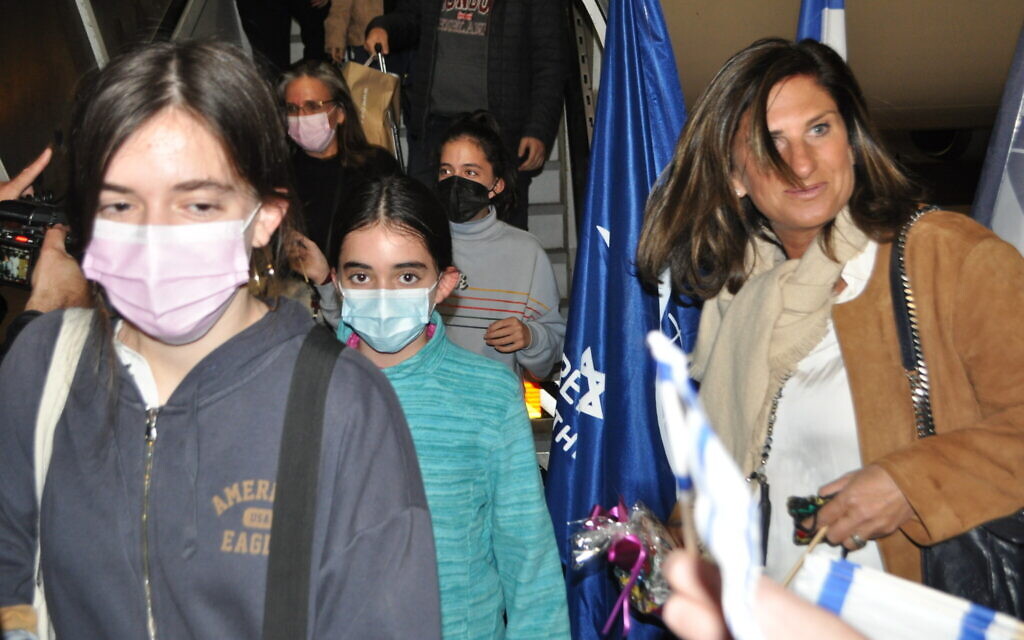 UJIA chairman Louise Jacobs watches as Ukrainian refugees arrive in Israel.