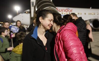 UJIA CEO Mandie Winston embraces a Ukrainian woman she recognised from her previous work in Odessa (Keren Hayesod-UIA)