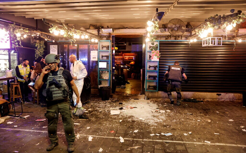 Israeli security and rescue personnel at the entrance to a restaurant following Thursday night's incident in Tel Aviv (Photo: Reuters/Moti Milrod)