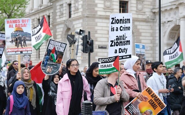 2J5PHNP London, UK, 24th Apr, 2022. The annual Al-Quds march held in solidarity of Palestinians, occupation of their land and the end of the Zionist apartheid regime returns after the pandemic. Credit: Eleventh Hour Photography/Alamy Live News