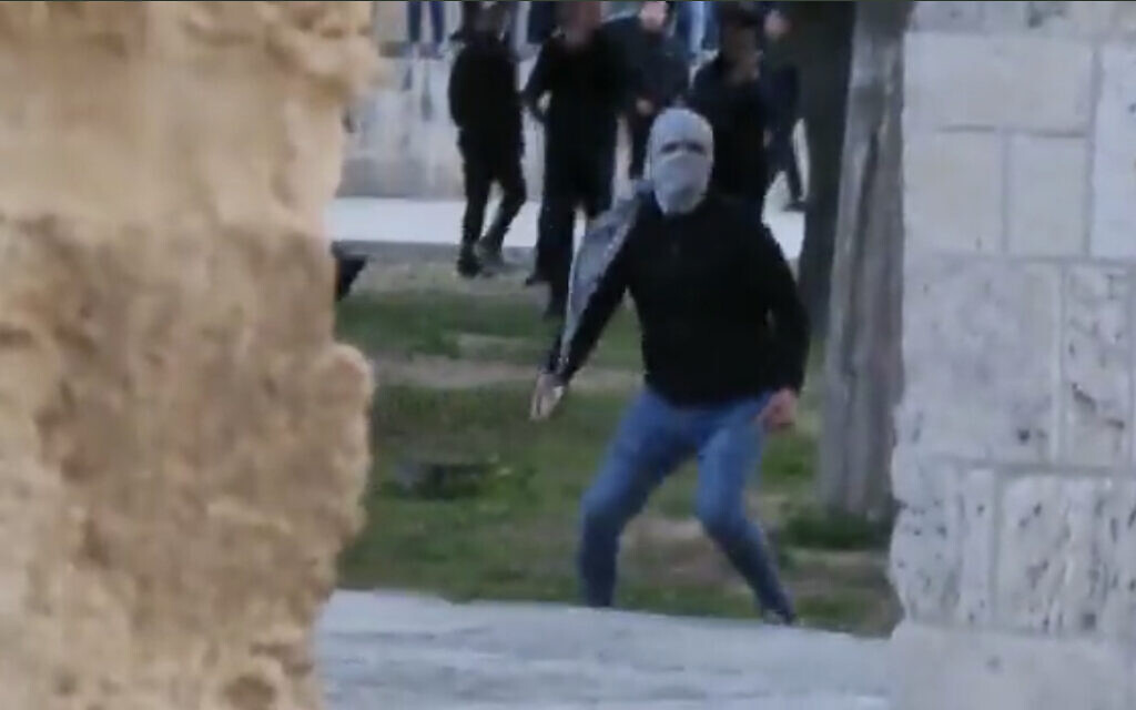 Youth coming from the al-Aqsa Mosque moving towards the back of the Western Wall throwing stones and using fireworks during April 2022 clashes (Twitter)