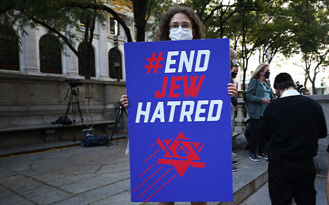 A protester demonstrating against antisemitism in the United States (Photo: Screengrab)