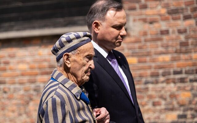 2J6B6D8 Polish President Andrzej Duda (R) seen with a survivor of the holocaust Edward Mosberg (L) as they arrive to lay a wreath during the International March of The Living. International March of The Living from KL Auschwitz to KL2 Birkenau. Over 3000 of Jews from all over the world came to Oswiecim to participate in the International March of the Living. It is a commemoration of the victims of the Holocaust. The Polish president Andrzej Duda took part in this event. (Photo by Wojciech Grabowski / SOPA Images/Sipa USA)