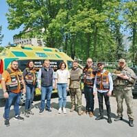 Eli Beer and his entourage together with Olga meet the mayor of Bucha, Anatoliy Fedoruk and Ukrainian soldiers near Bucha)