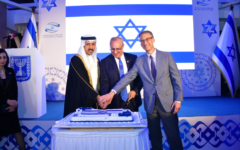 Left to right: Ambassador Dr. Sheikh Abdallah bin Ahmad Al Khalifa (Undersecretary in Bahrain’s Foreign Ministry), Ambassador Eitan Na'eh, Ambassador Steve Bondy (US Ambassador to Bahrain) Left to right: Ambassador Dr. Sheikh Abdallah bin Ahmad Al Khalifa (Undersecretary in Bahrain’s Foreign Ministry), Ambassador Eitan Na'eh, Ambassador Steve Bondy (US Ambassador to Bahrain)